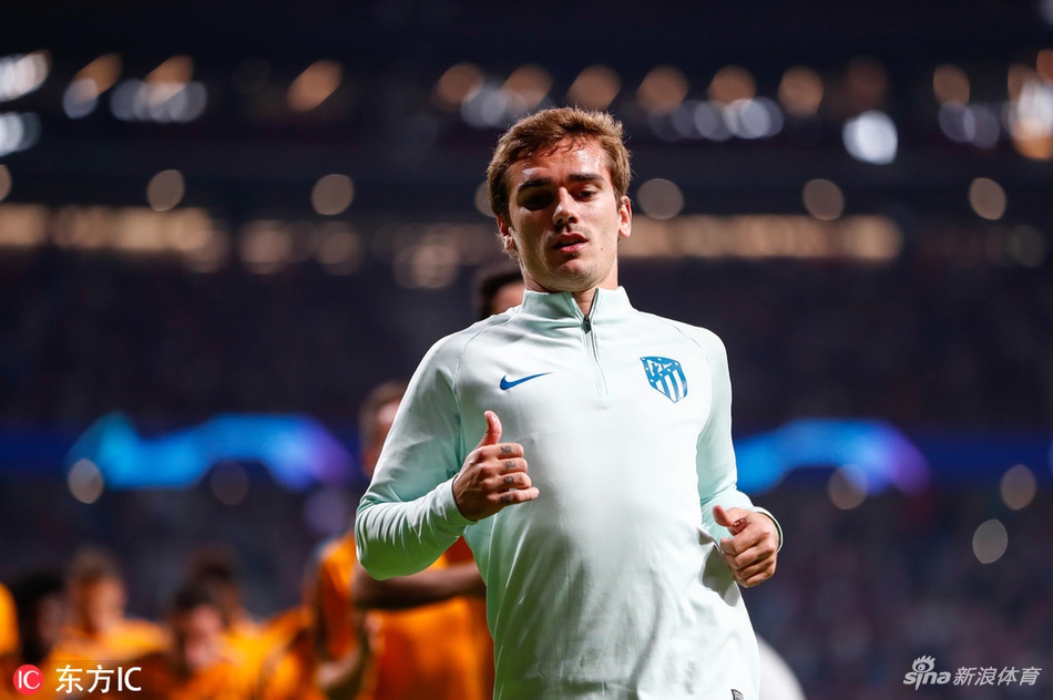 格列兹曼身穿热身长袖