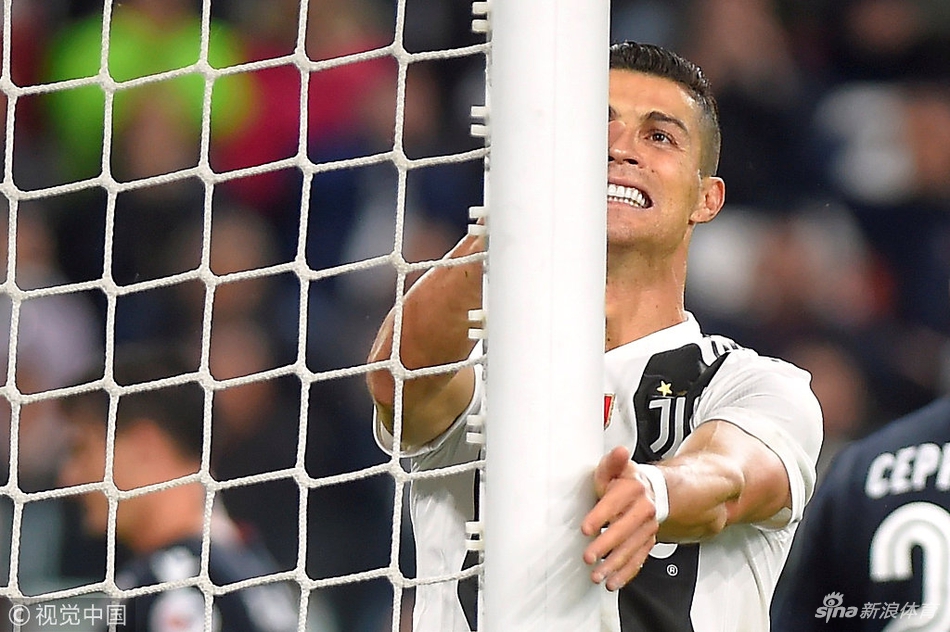 C罗郁闷拍门柱