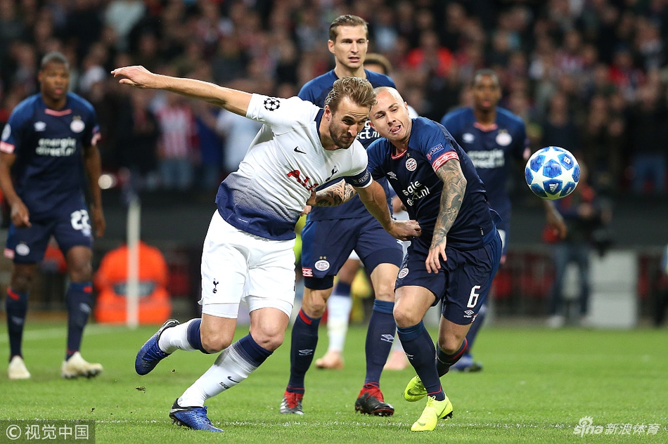 凯恩奋力拼抢身位