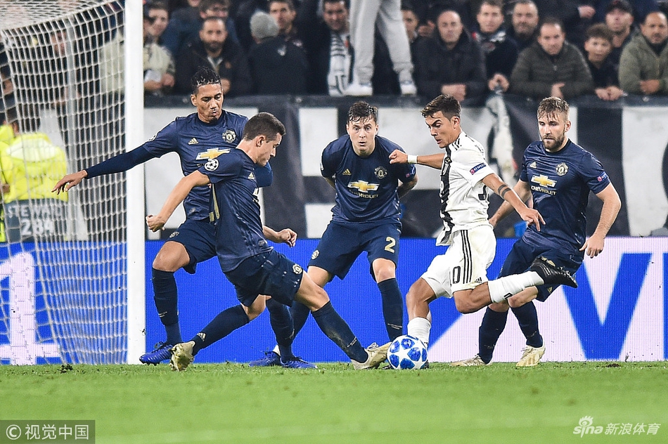 迪巴拉远射中柱