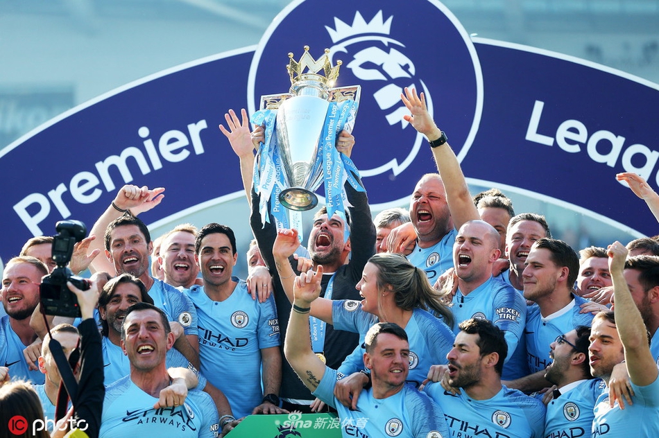 瓜帅携工作人员捧杯