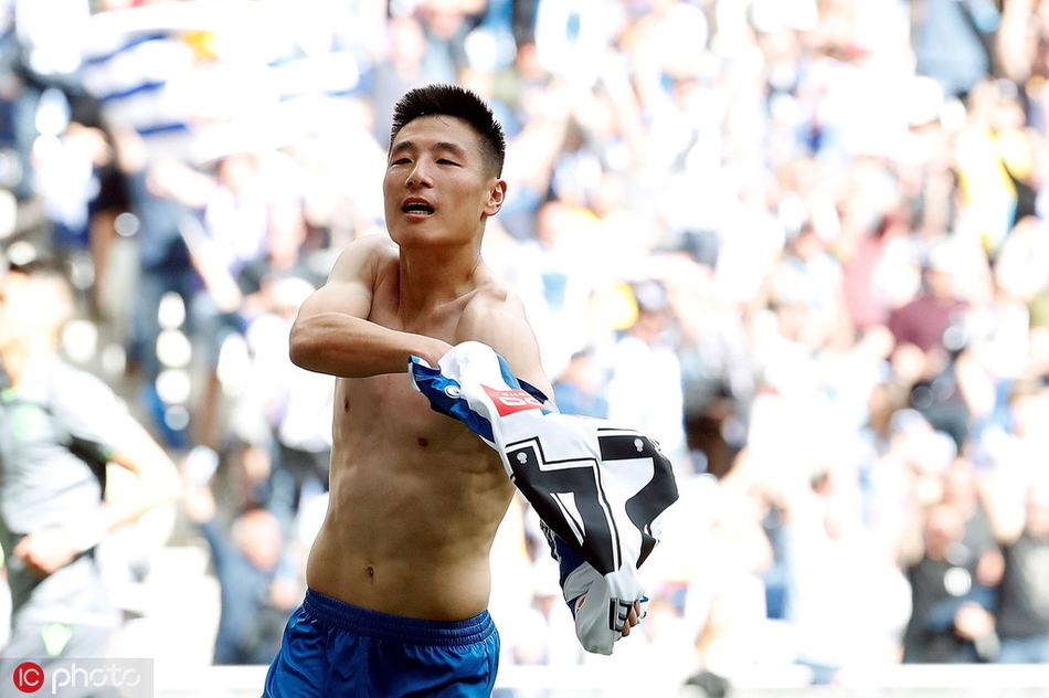 武磊霸气脱衣庆祝