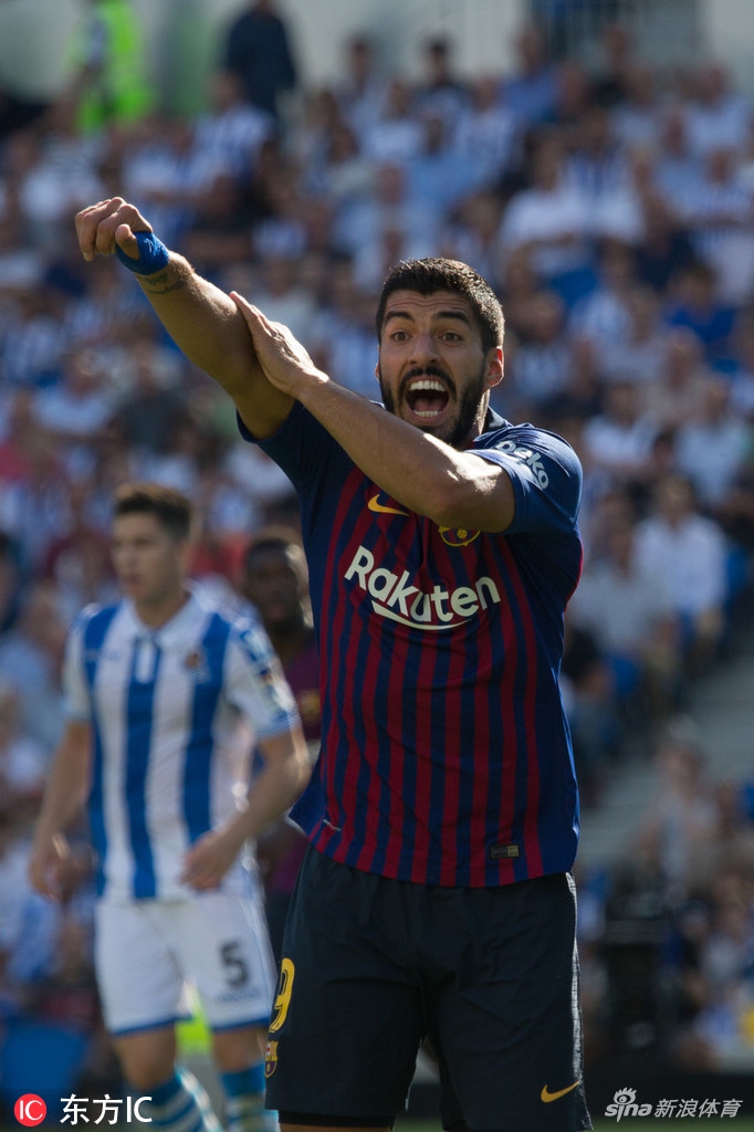 苏亚雷斯向裁判控诉