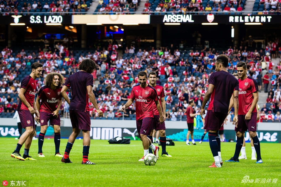 阿森纳众将赛前抢圈