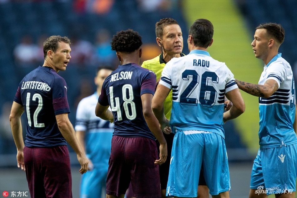 双方队员起冲突