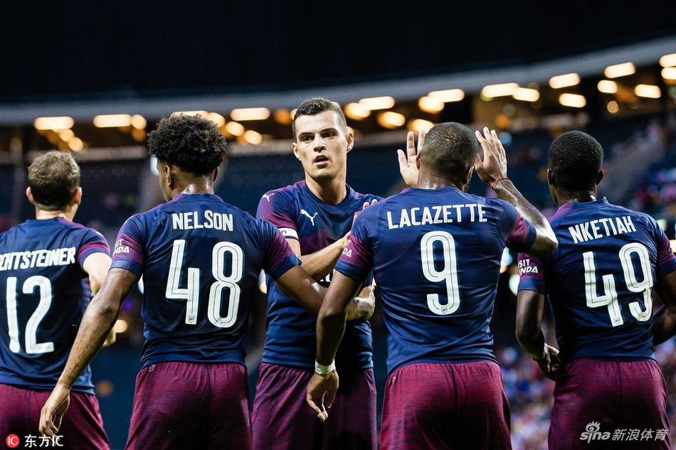 众将庆祝首开纪录