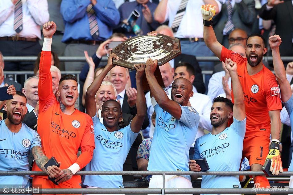 孔帕尼高举奖杯