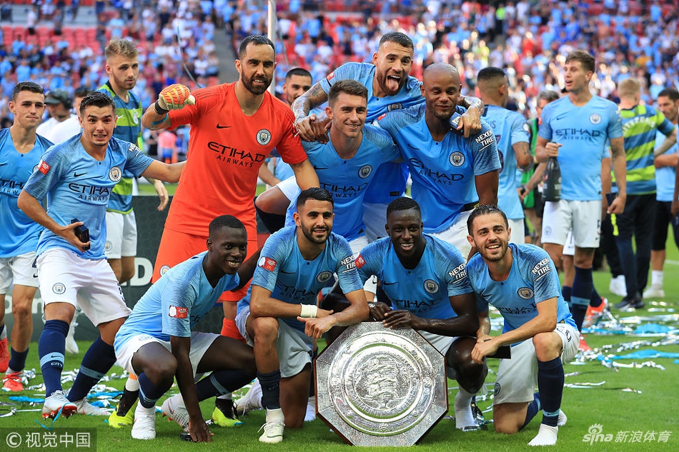 队员们帅气摆拍