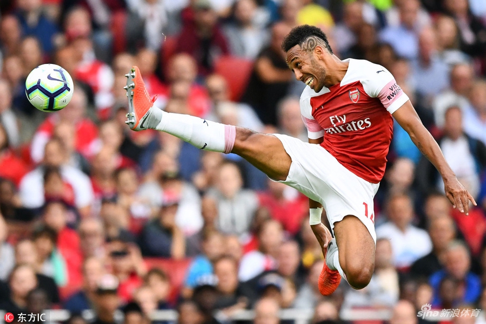 奥巴梅杨高高跃起