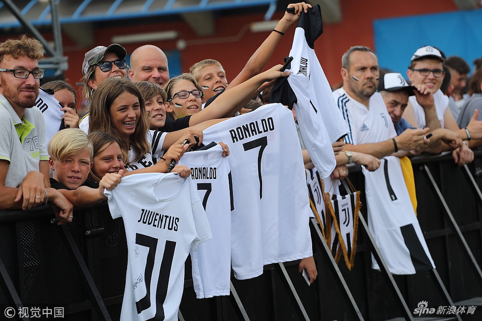 球迷索要C罗签名