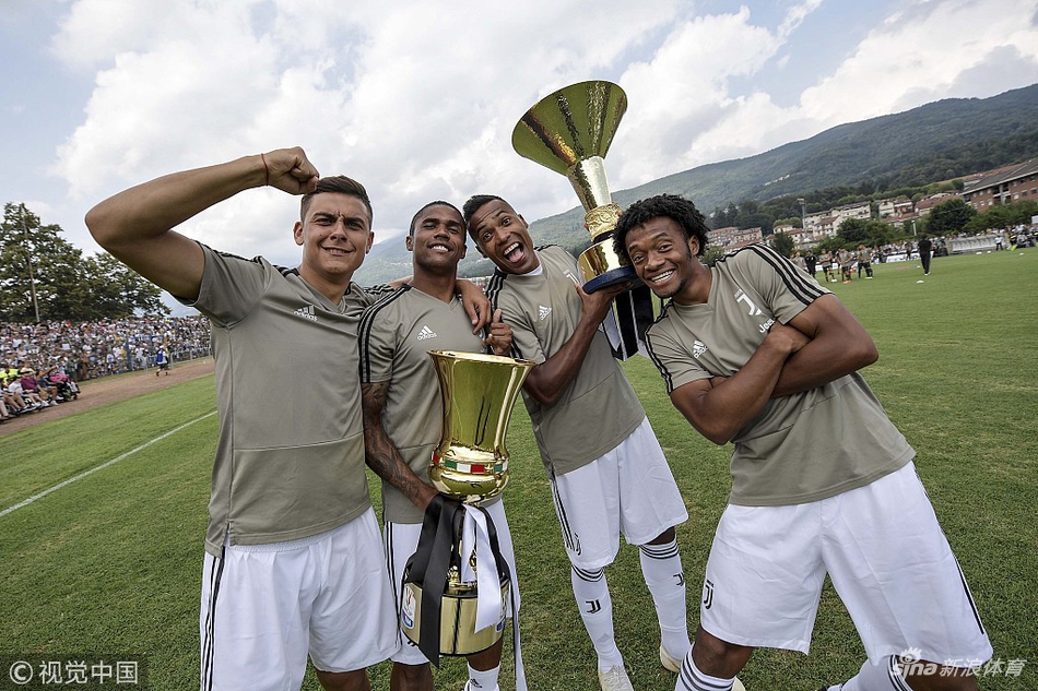 尤文众将赛前展示奖杯