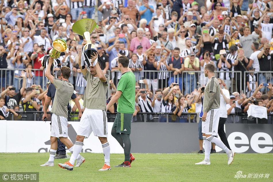 绕场展示与球迷互动