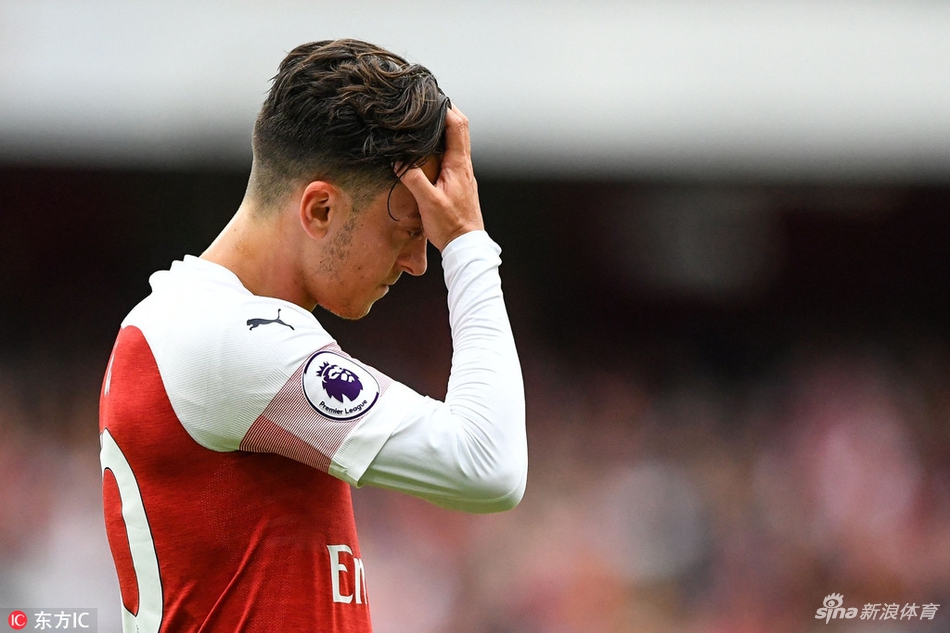 厄齐尔痛苦掩面