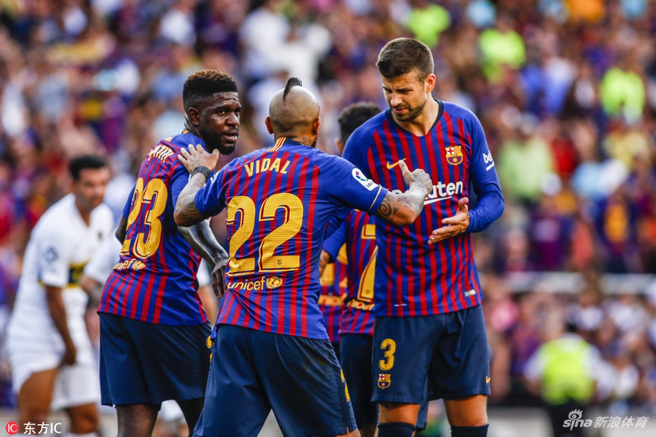 比达尔与队友交谈