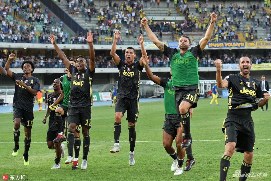 尤文全员致谢观众