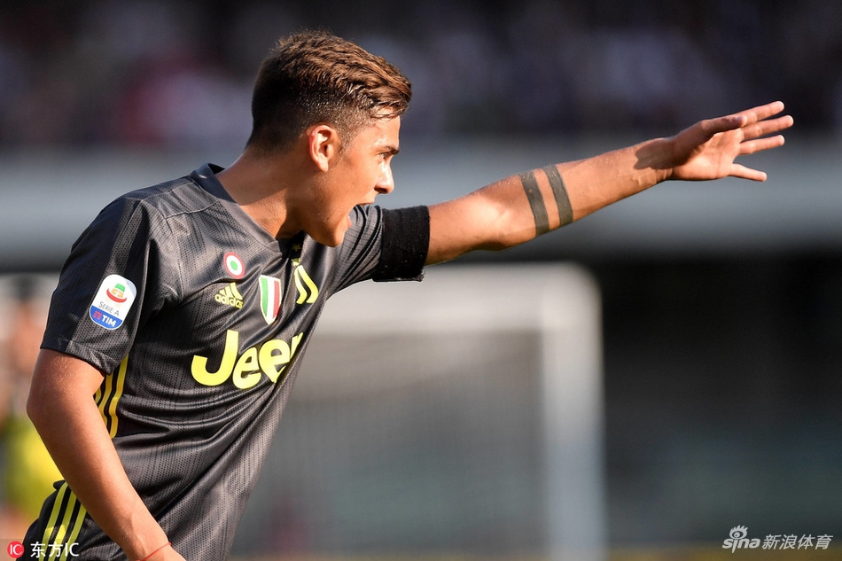 迪巴拉示意队友