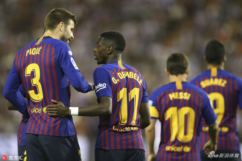 皮克上前祝贺登贝莱