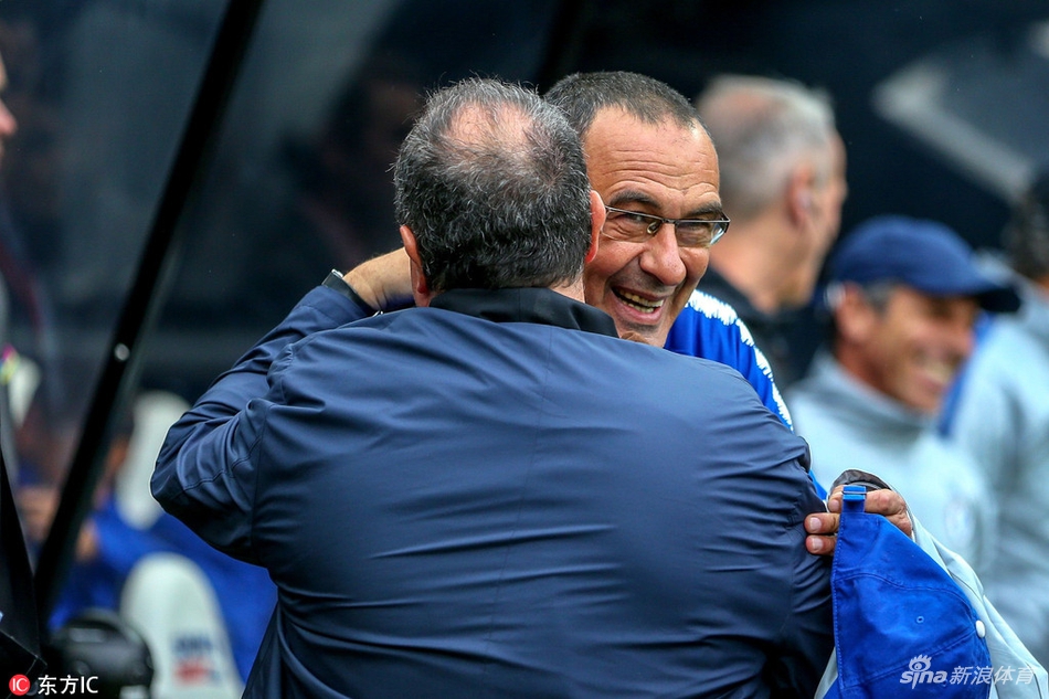 萨里贝尼特斯拥抱