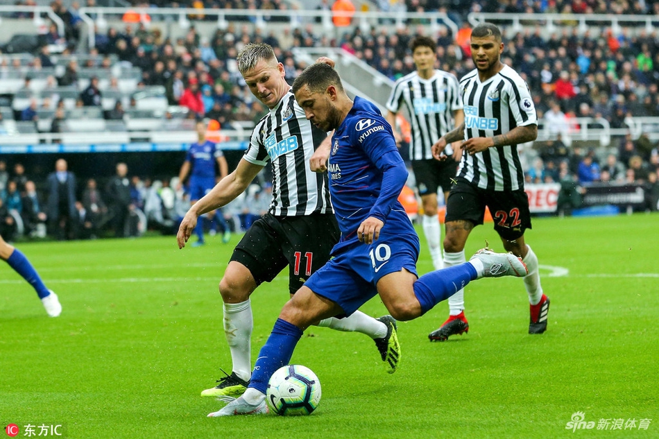 阿扎尔假装射门