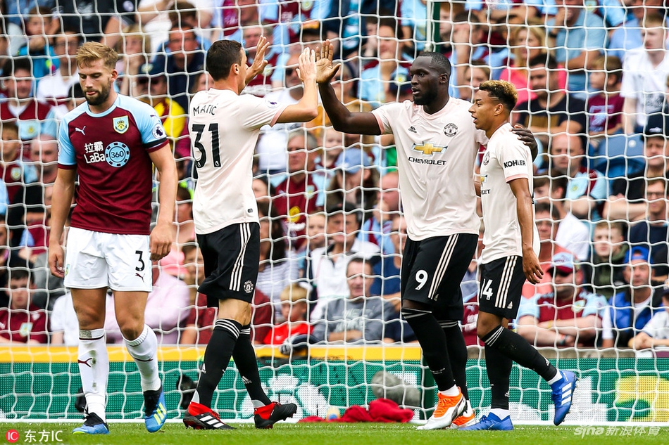 卢卡库与队友击掌庆祝