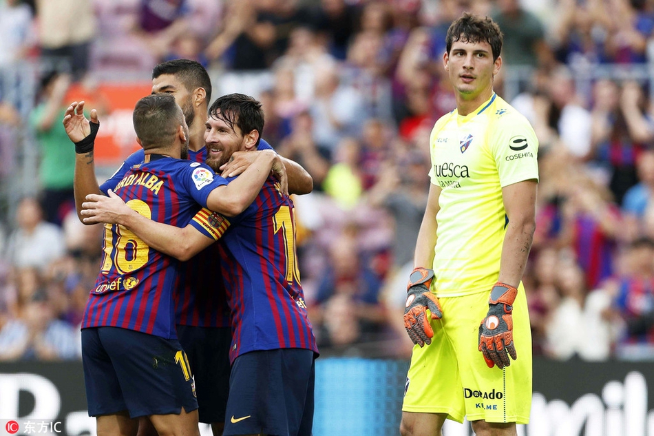 梅西和队友庆祝破门