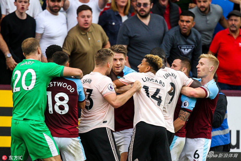 双方球员纠结在一起