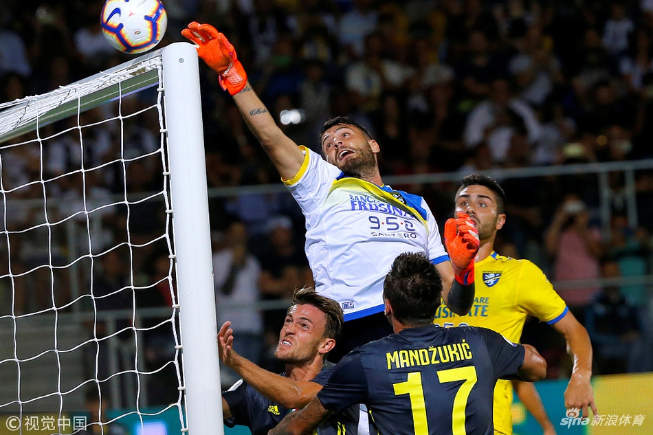 守门员奋力托出