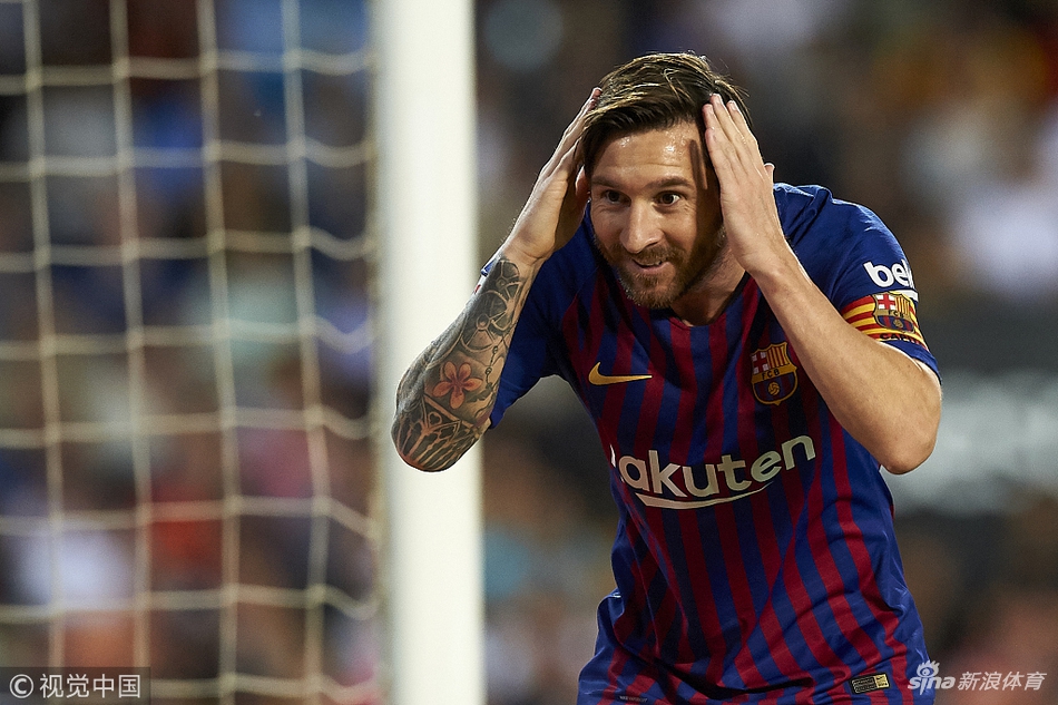 梅西“整理发型”