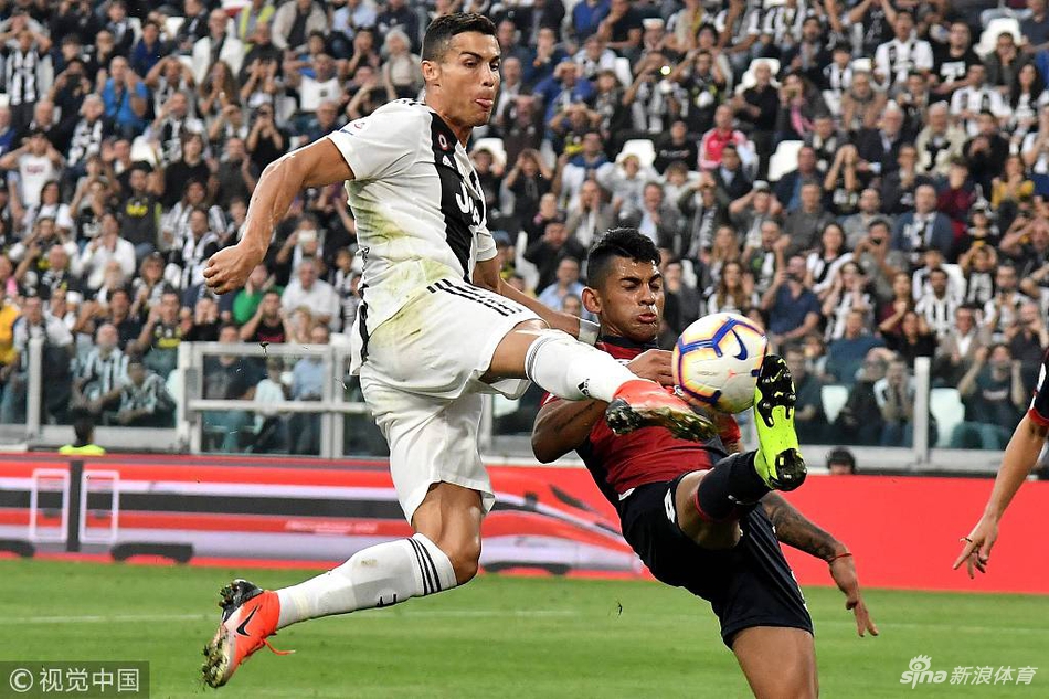 C罗受干扰射飞瞬间