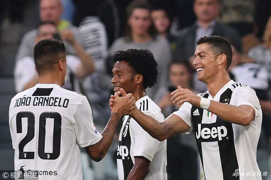 与队友开心庆祝