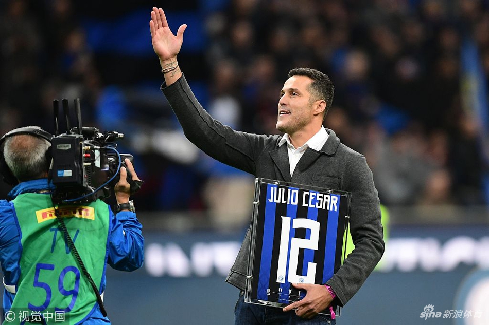 塞萨尔接受颁奖