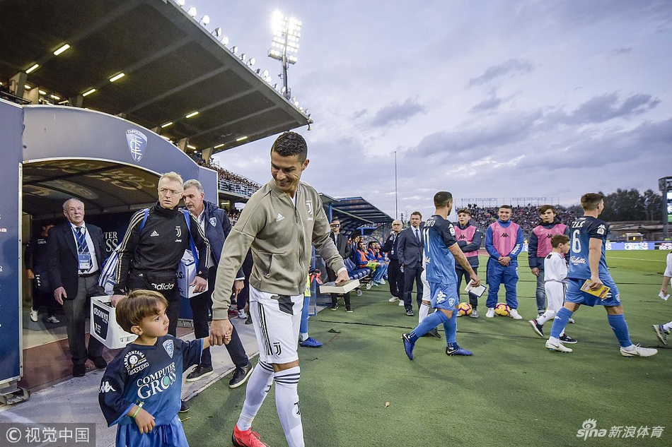 赛前牵小球童入场