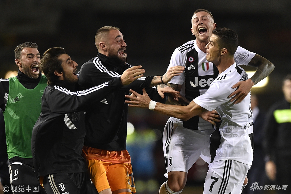 C罗与队友激情相拥