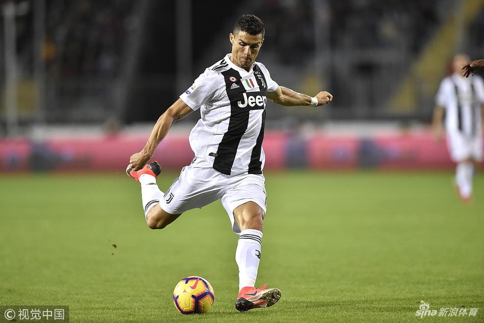 禁区外世界波梅开二度