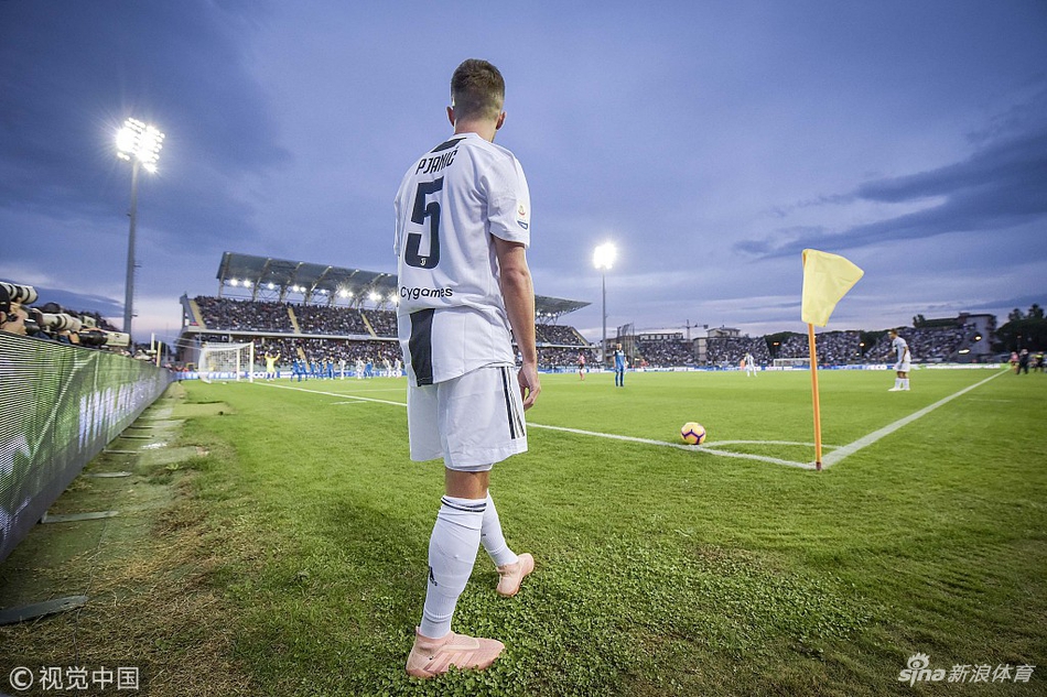 皮亚尼奇开出角球