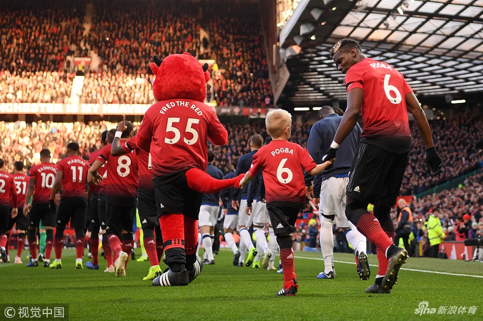 博格巴携小球童入场