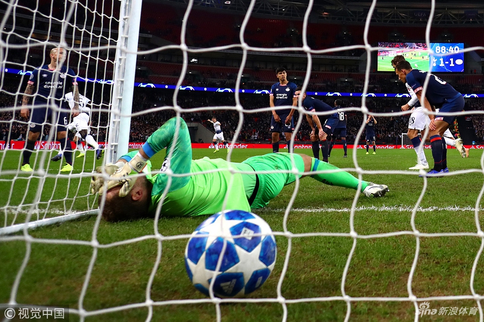 凯恩头球折射入网