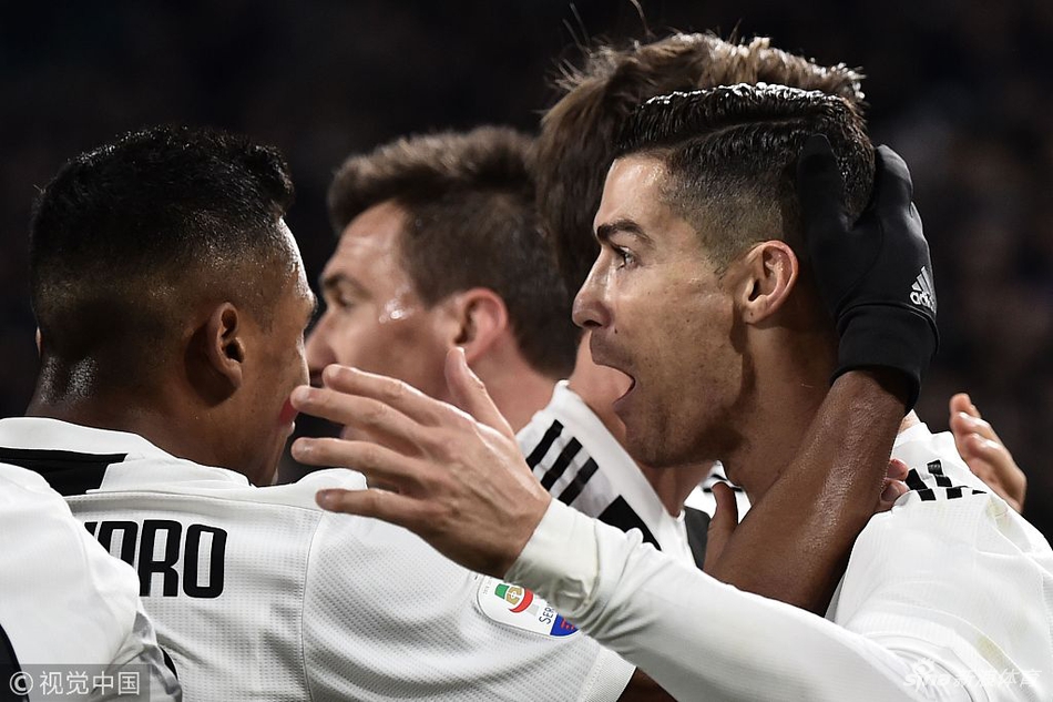 与队友抱作一团