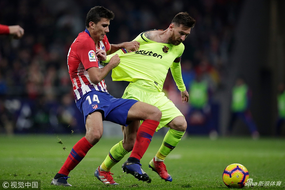 梅西衣服几乎被扯下