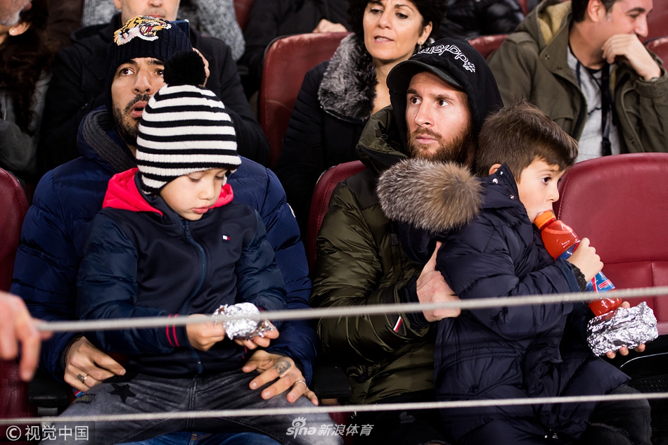 梅西苏亚雷斯带孩子观战