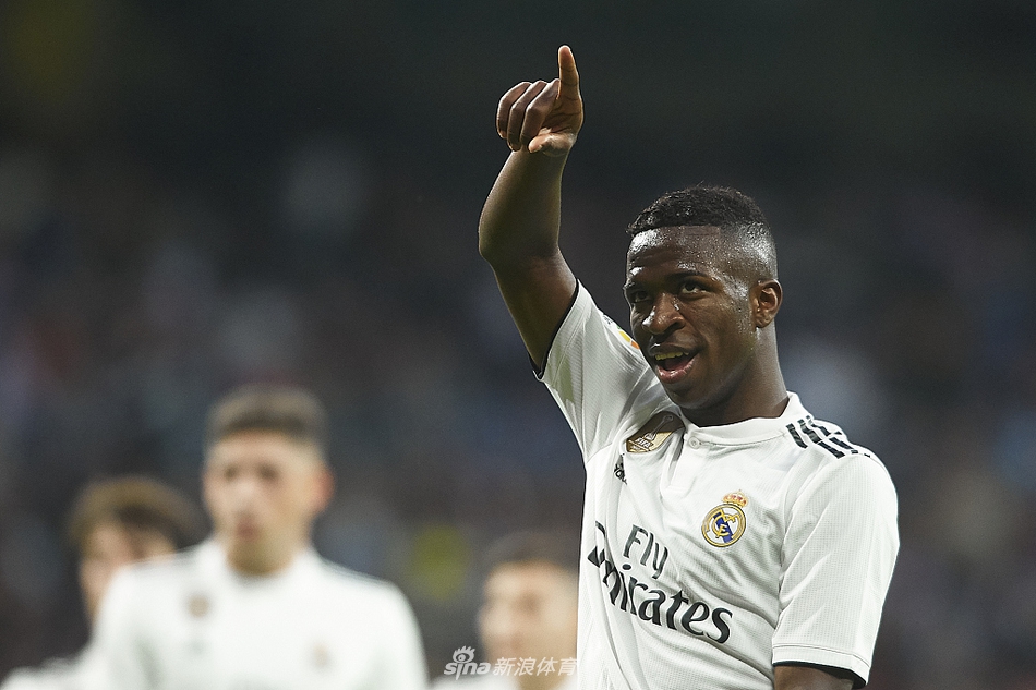 维尼修斯致意球迷