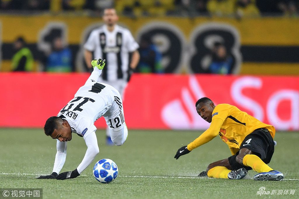 桑德罗被铲倒在地