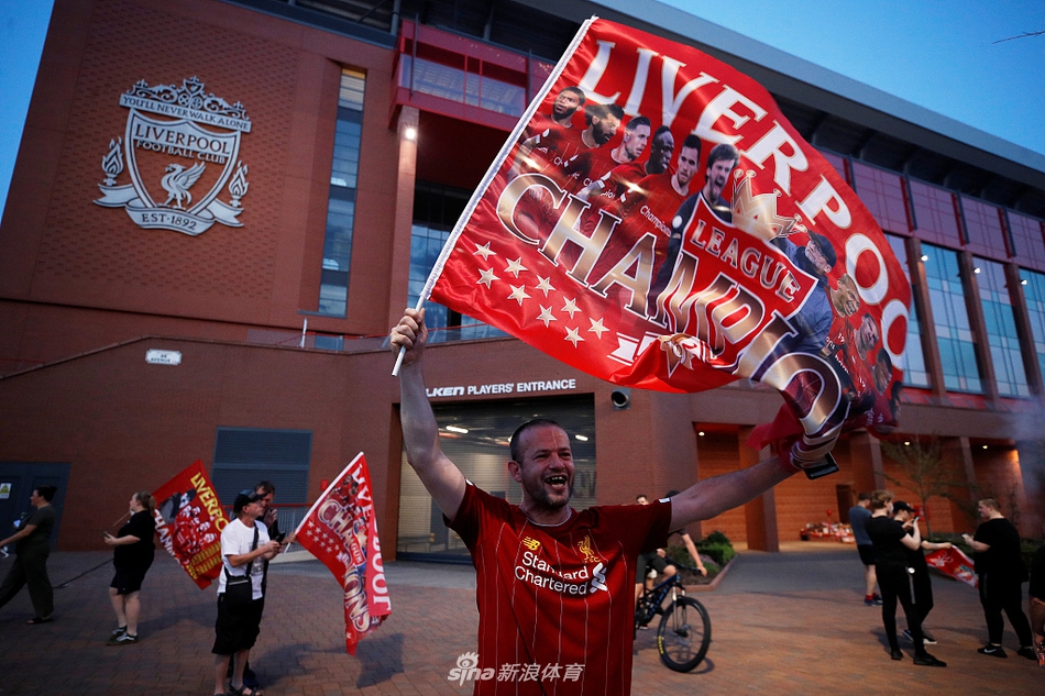 终于等到30年后的这一天！利物浦彻底疯狂