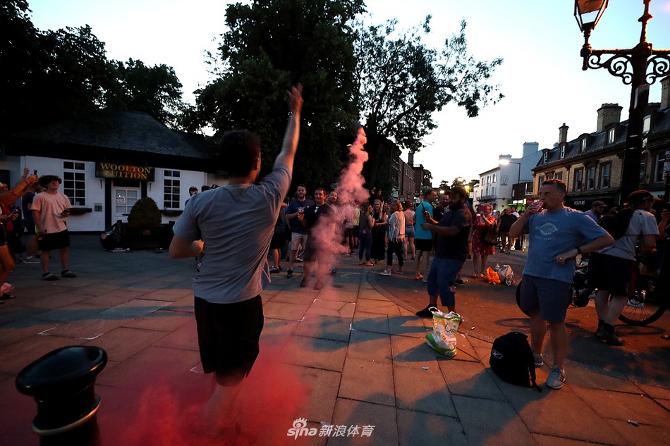 终于等到30年后的这一天！利物浦彻底疯狂