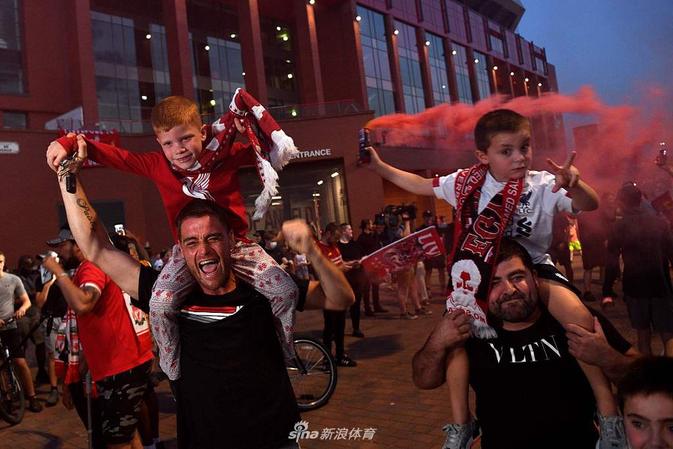 终于等到30年后的这一天！利物浦彻底疯狂