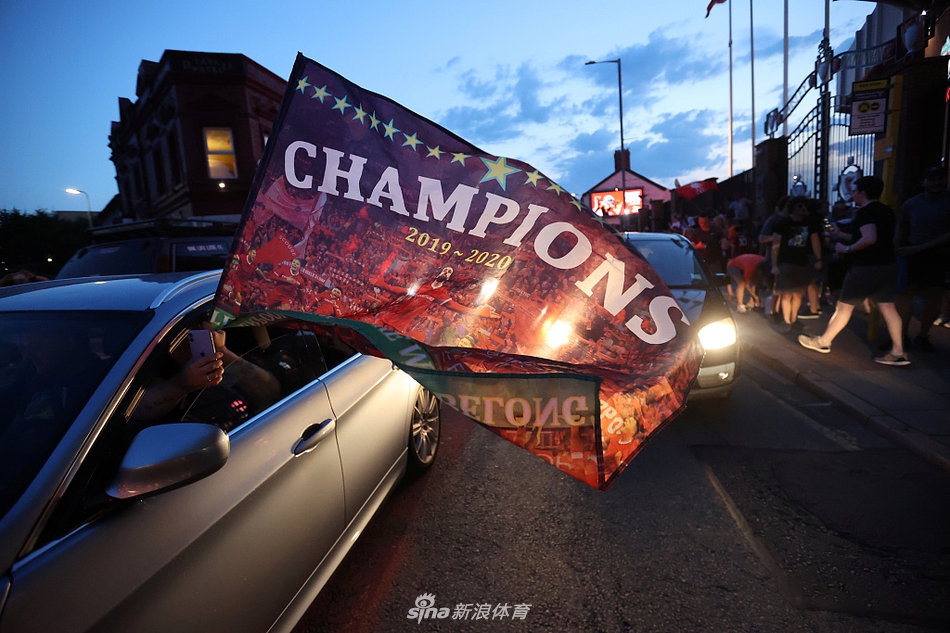 终于等到30年后的这一天！利物浦彻底疯狂