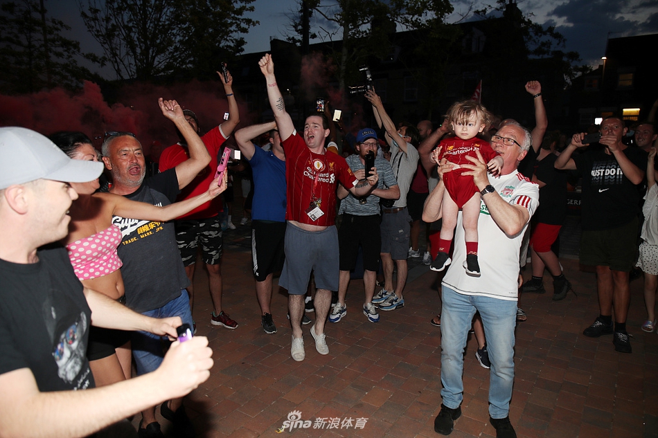 终于等到30年后的这一天！利物浦彻底疯狂