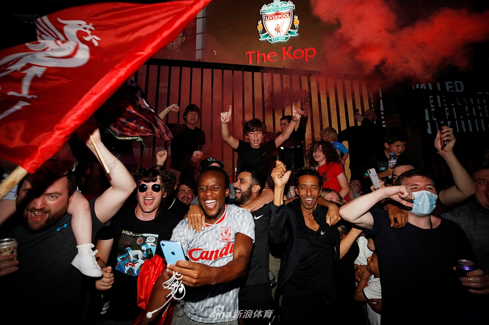 终于等到30年后的这一天！利物浦彻底疯狂