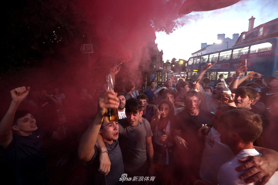 终于等到30年后的这一天！利物浦彻底疯狂