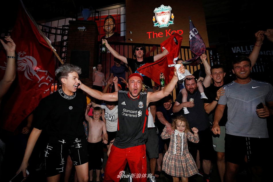终于等到30年后的这一天！利物浦彻底疯狂